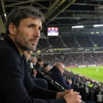 Mark van Bommel volgt aandachtig een voetbalwedstrijd vanuit de tribune in Istanbul.