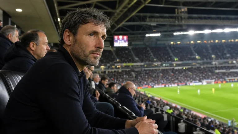 Mark van Bommel volgt aandachtig een voetbalwedstrijd vanuit de tribune in Istanbul.