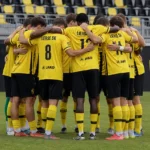 Lierse SK-spelers in een huddle op het veld na een oefenwedstrijd.
