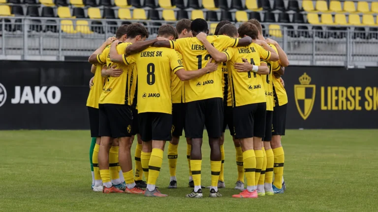 Lierse SK-spelers in een huddle op het veld na een oefenwedstrijd.