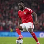 Dodi Lukebakio in het rode Benfica-shirt tijdens een Europese wedstrijd.