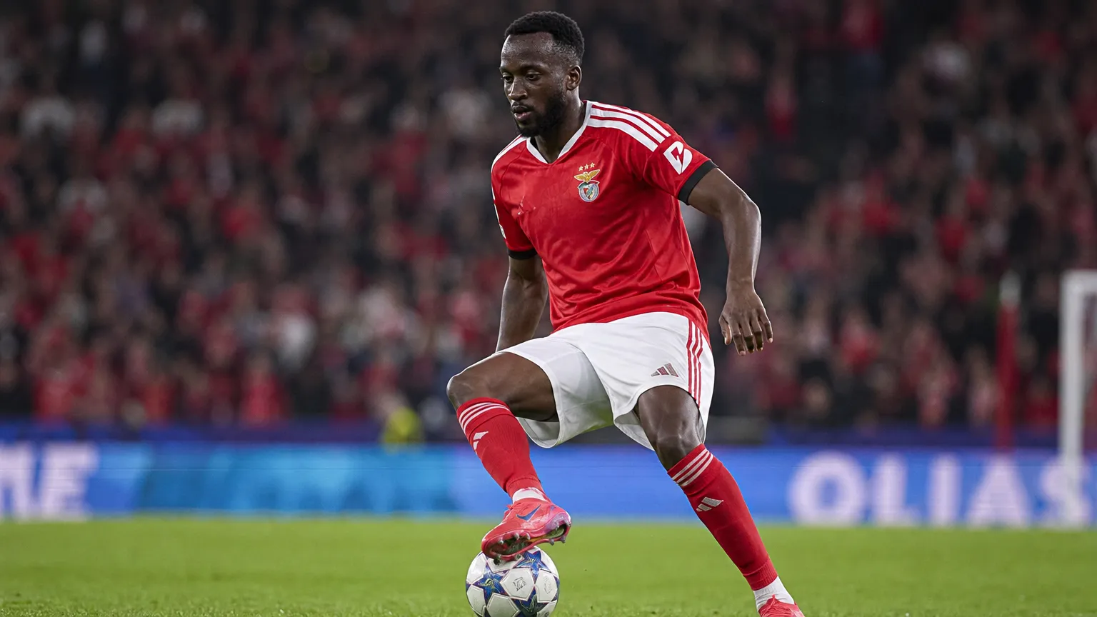 Dodi Lukebakio in het rode Benfica-shirt tijdens een Europese wedstrijd.