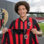 Axel Witsel poseert met een OGC Nice-shirt tijdens zijn officiële voorstelling.