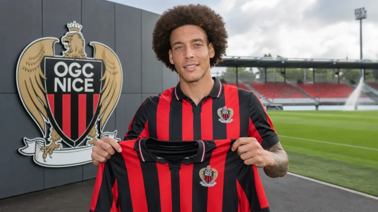 Axel Witsel poseert met een OGC Nice-shirt tijdens zijn officiële voorstelling.