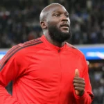 Romelu Lukaku warmt op langs de zijlijn voor een Europese wedstrijd.