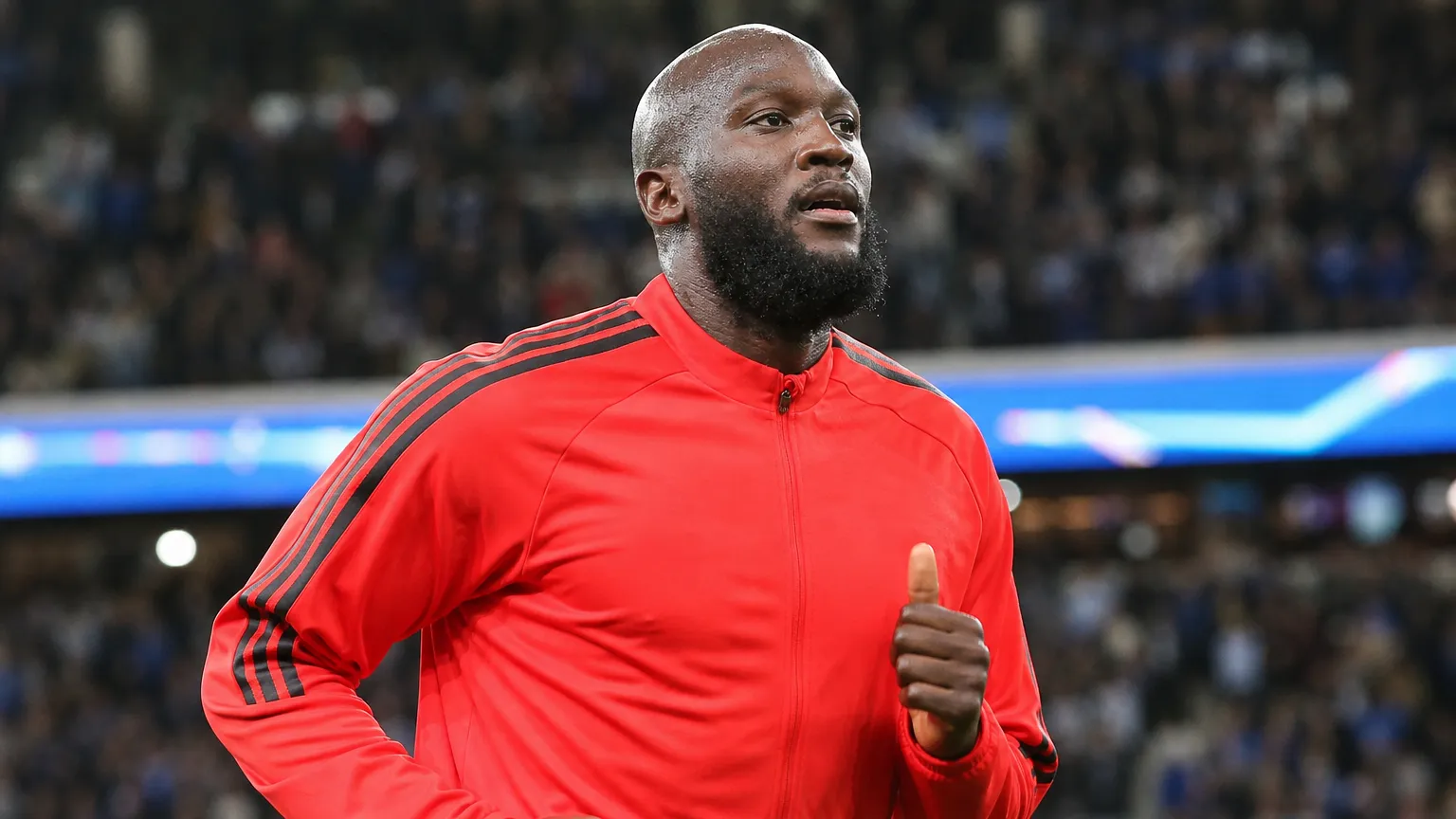 Romelu Lukaku warmt op langs de zijlijn voor een Europese wedstrijd.
