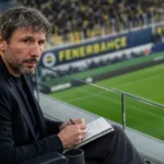 Mark van Bommel volgt aandachtig een wedstrijd vanuit de tribune in Istanbul.