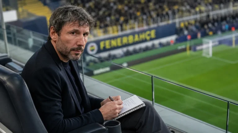 Mark van Bommel volgt aandachtig een wedstrijd vanuit de tribune in Istanbul.