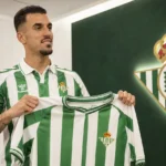 Dani Ceballos poseert bij zijn officiële presentatie met een Real Betis-shirt.
