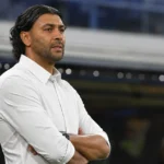 Marvin Compper volgt het spel aandachtig langs de zijlijn.