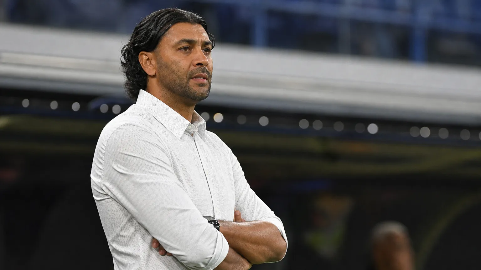 Marvin Compper volgt het spel aandachtig langs de zijlijn.