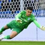 Lucca Brughmans in het doel van KRC Genk tijdens een redding.