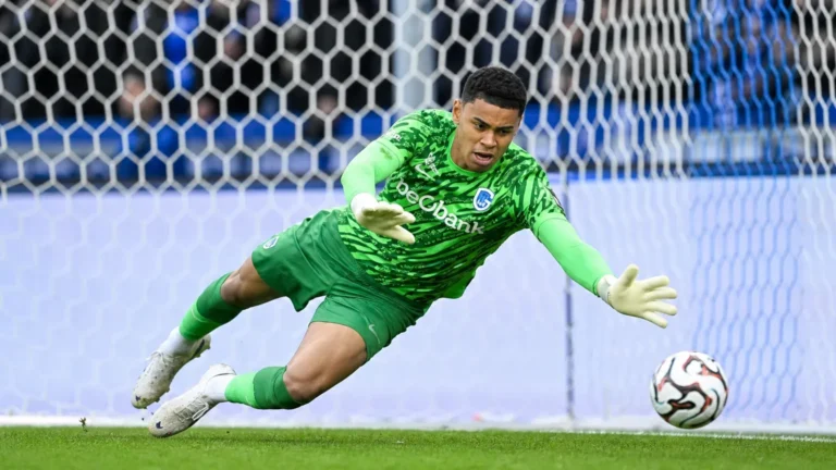 Lucca Brughmans in het doel van KRC Genk tijdens een redding.