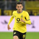 Konstantinos Karetsas in het gele tenue van Borussia Dortmund tijdens een wedstrijdmoment.