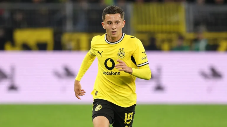 Konstantinos Karetsas in het gele tenue van Borussia Dortmund tijdens een wedstrijdmoment.