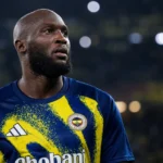 Romelu Lukaku in het tenue van Fenerbahçe langs de zijlijn van een stadion.