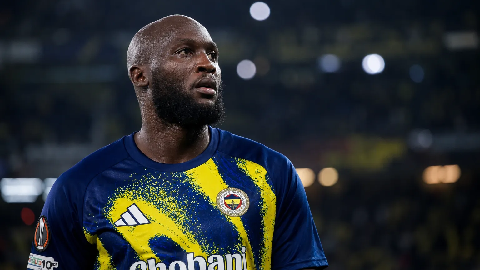 Romelu Lukaku in het tenue van Fenerbahçe langs de zijlijn van een stadion.