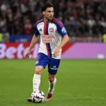 Nicolas Tagliafico van Olympique Lyon aan de bal tijdens een wedstrijd.