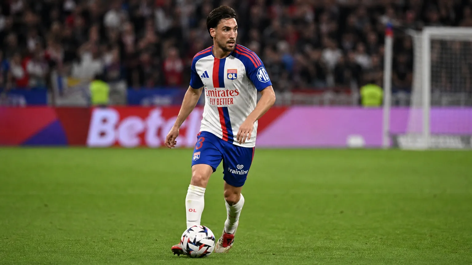 Nicolas Tagliafico van Olympique Lyon aan de bal tijdens een wedstrijd.
