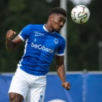 Rafiu Durosinmi springt tijdens een training van KRC Genk naar een hoge bal.