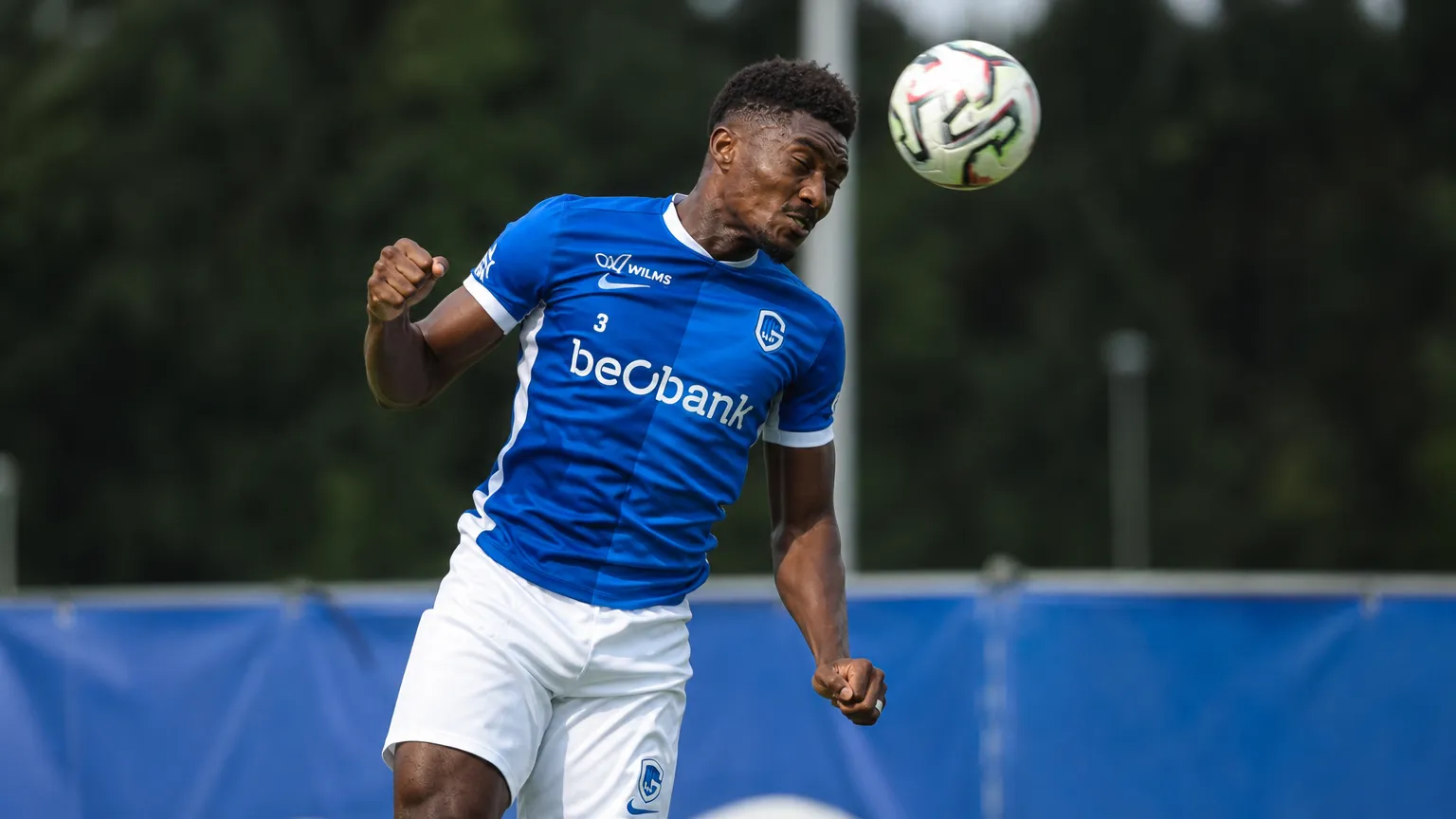 Rafiu Durosinmi springt tijdens een training van KRC Genk naar een hoge bal.