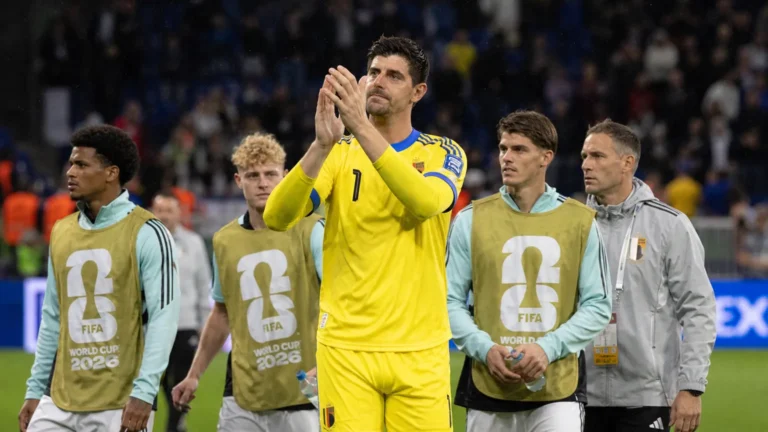 Thibaut Courtois applaudisseert in geel doelmanstenue na een interland van België.