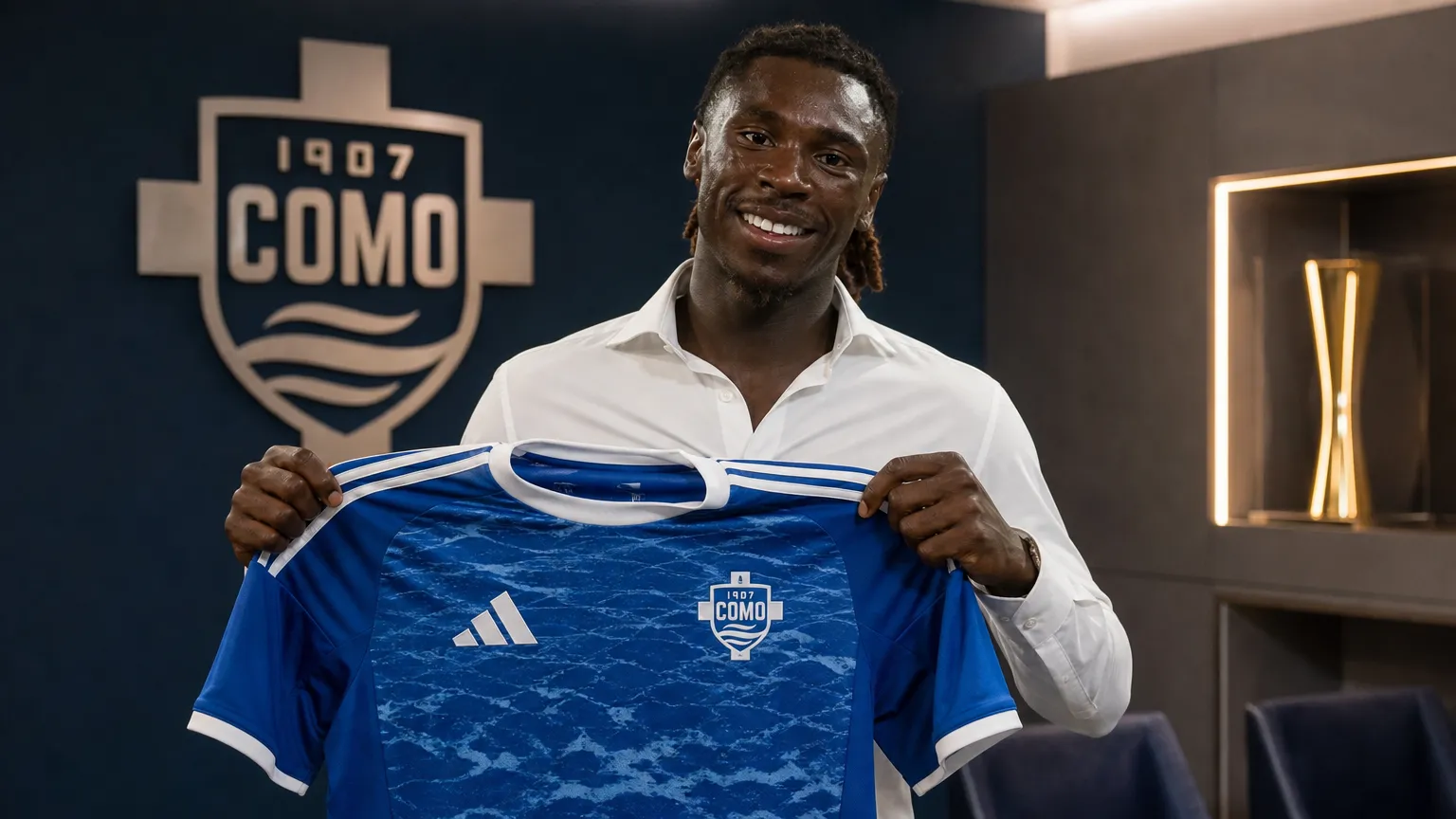 Moise Kean poseert tijdens zijn officiƫle voorstelling bij Como.