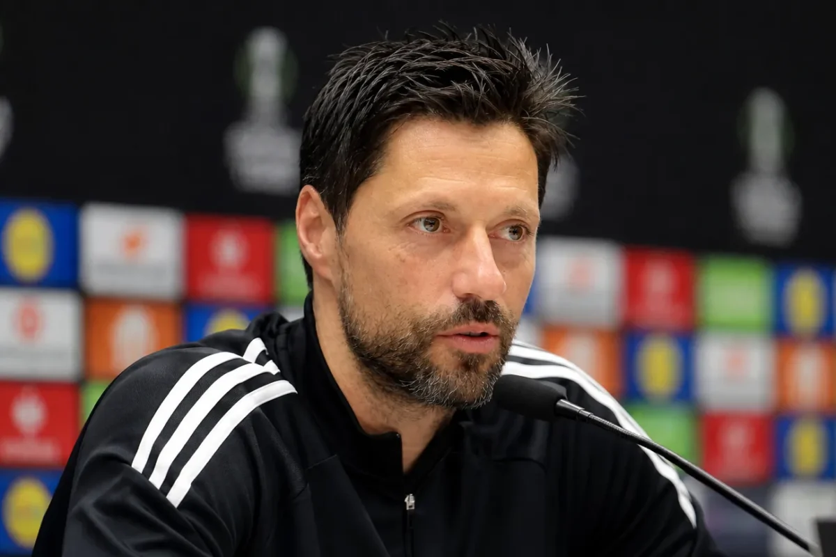 Vitor Bruno spreekt tijdens een persconferentie voorafgaand aan een Europese wedstrijd.
