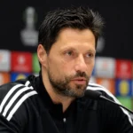 Vitor Bruno spreekt tijdens een persconferentie voorafgaand aan een Europese wedstrijd.