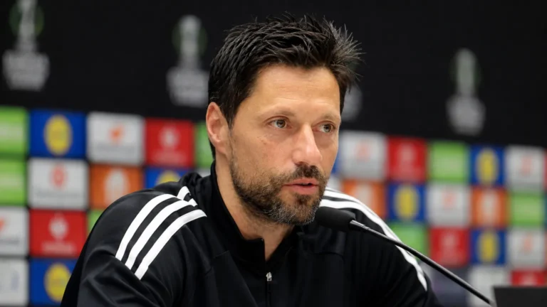 Vitor Bruno spreekt tijdens een persconferentie voorafgaand aan een Europese wedstrijd.
