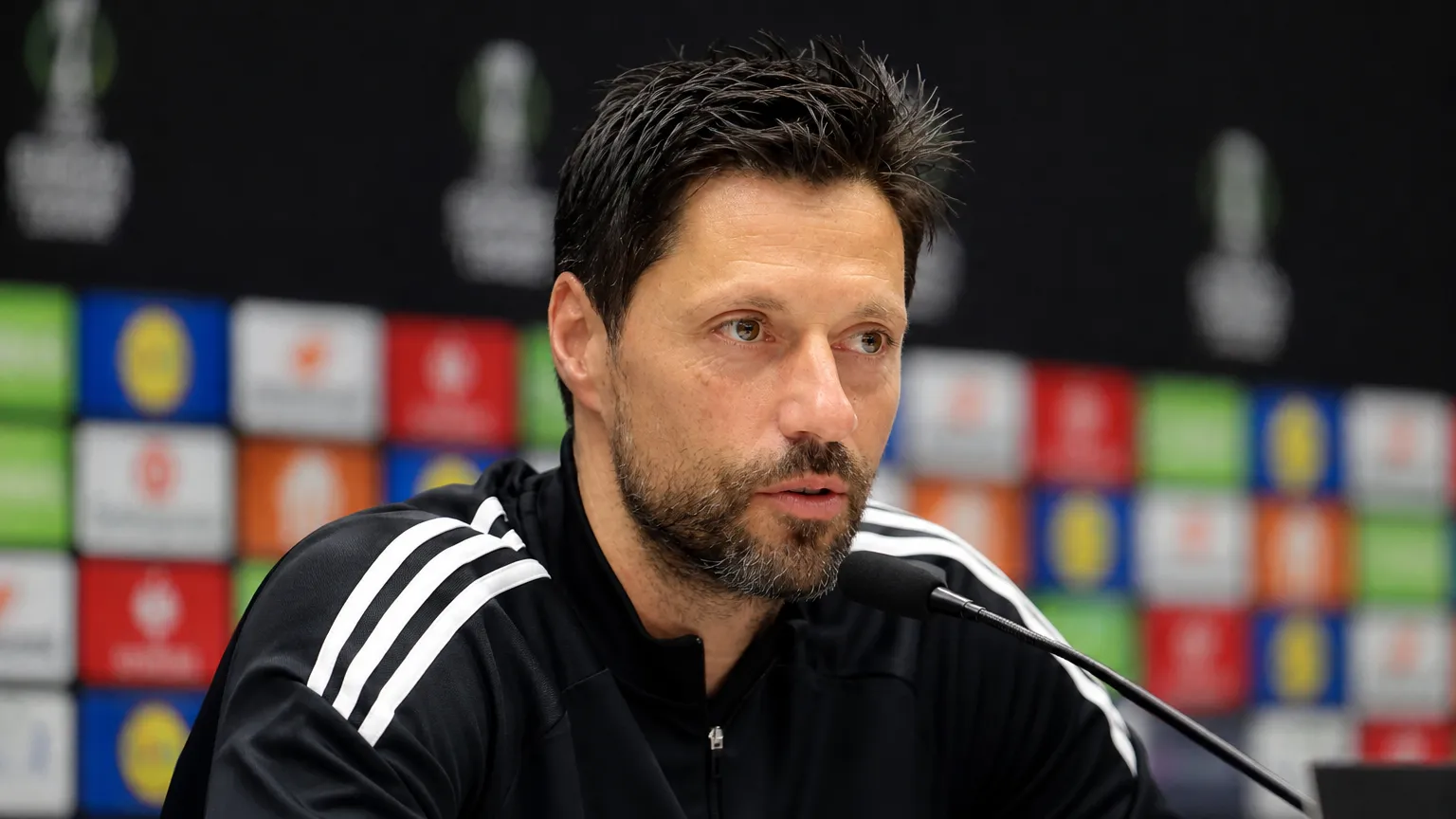 Vitor Bruno spreekt tijdens een persconferentie voorafgaand aan een Europese wedstrijd.