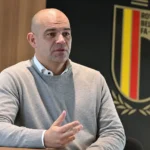 Peter Willems in een federatiekantoor voor een zichtbaar KBVB-schild.