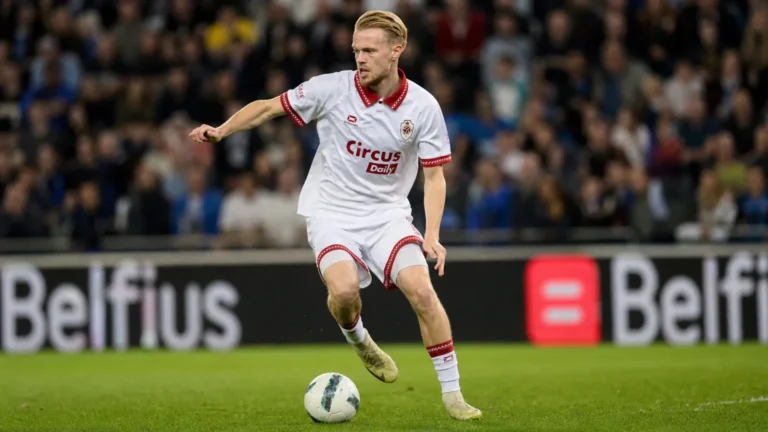 Arthur Vermeeren in actie in een wedstrijd voor Royal Antwerp FC.
