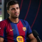 Rodri in het shirt van FC Barcelona tijdens een rustig media-interview.