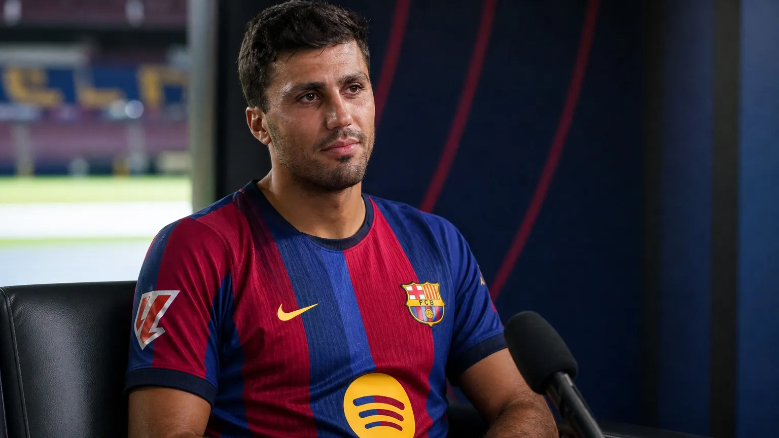 Rodri in het shirt van FC Barcelona tijdens een rustig media-interview.