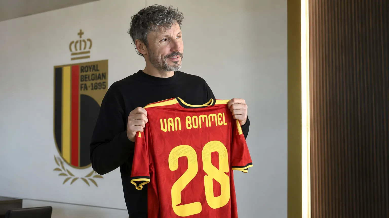 Mark van Bommel in een persruimte van de Belgische voetbalbond.