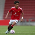 JJ Gabriel in het rode shirt van Manchester United op een voetbalveld tijdens een jeugdwedstrijd.