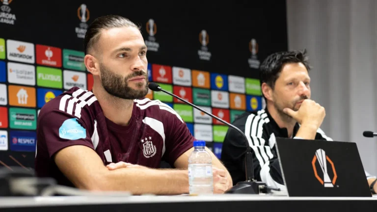 Leo Pétrot spreekt op een persconferentie van Anderlecht voor de Europa League.