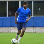 Noah Adedeji-Sternberg werkt na de training verder op het trainingsveld.
