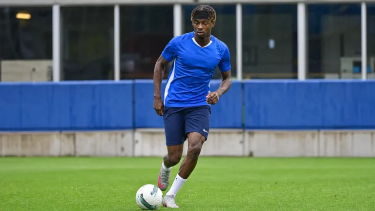 Noah Adedeji-Sternberg werkt na de training verder op het trainingsveld.