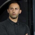 Domenico Tedesco in een donkere stadionomgeving.