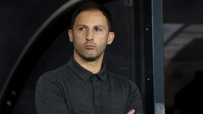 Domenico Tedesco in een donkere stadionomgeving.