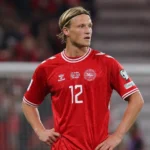 Kasper Dolberg in het rode shirt van Denemarken op het veld.
