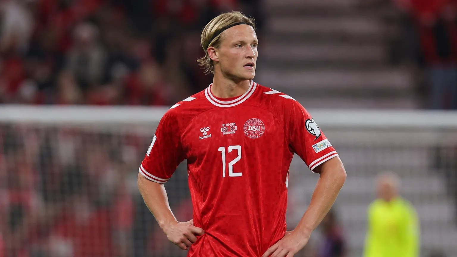 Kasper Dolberg in het rode shirt van Denemarken op het veld.