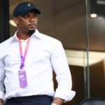 Samuel Eto’o als voetbalofficial in een stadionloge.