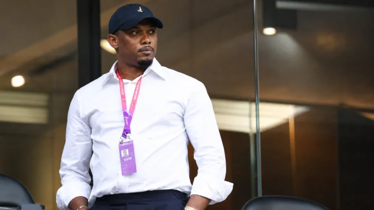 Samuel Eto’o als voetbalofficial in een stadionloge.