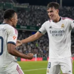 Twee spelers van Real Madrid vieren samen tijdens een LaLiga-wedstrijd.
