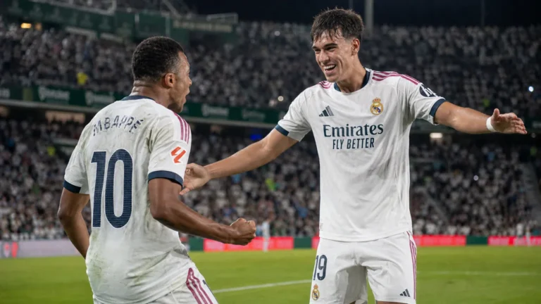 Twee spelers van Real Madrid vieren samen tijdens een LaLiga-wedstrijd.