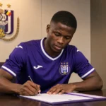 Romeo Amané ondertekent zijn contract bij RSC Anderlecht in het Lotto Park.