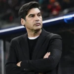 Paulo Fonseca in donkere jas aan de zijlijn van een stadion.